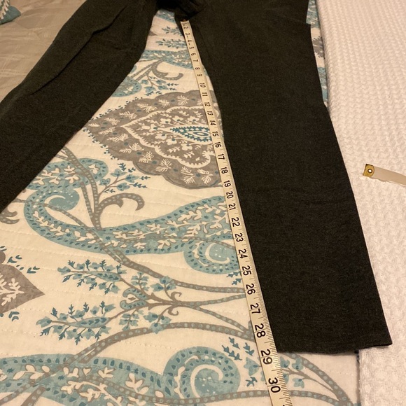 Two pairs Hue leggings. One Black and One Charcoal. Medium. - Picture 8 of 8